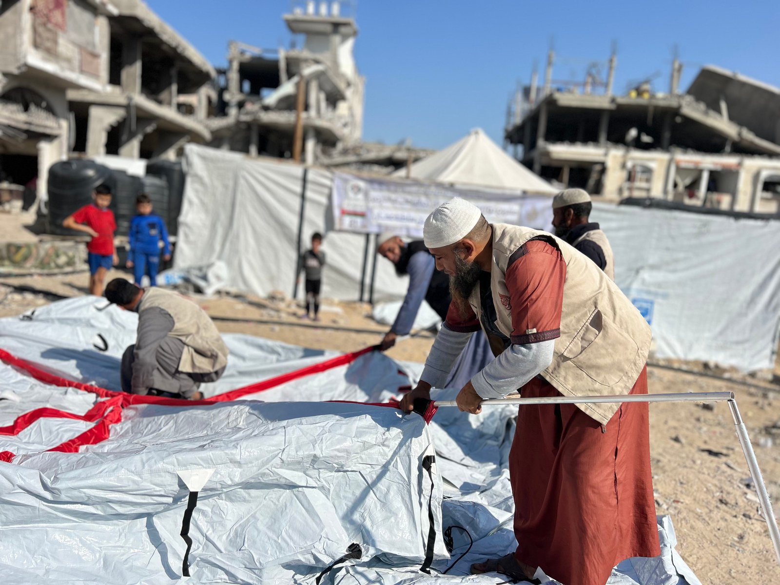مشروع توزيع خيام الإيواء العاجلة للنازحين